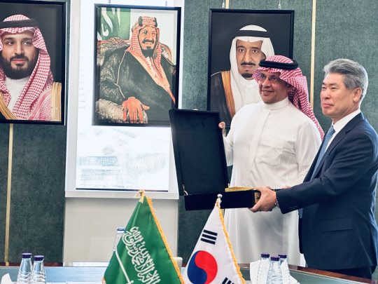 지난 4일 윤종원 IBK기업은행장이 모하메드 알 투와이즈리 사우디  중소기업은행 이사회의장 및 관계자들과 면담 후 기념품을 교환하고 있다. 기업은행 제공